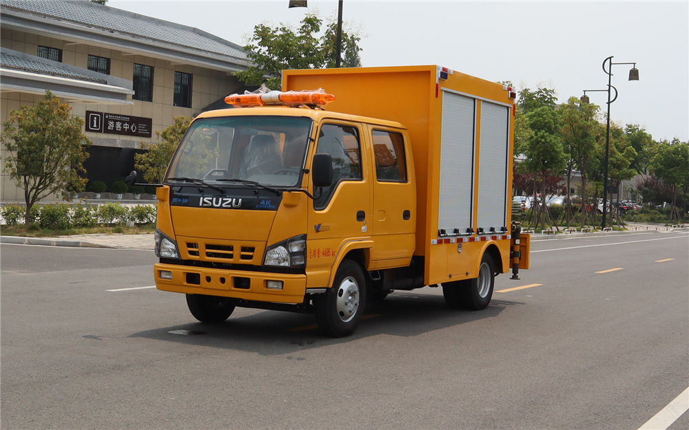 五十铃带吊救险车 (4)