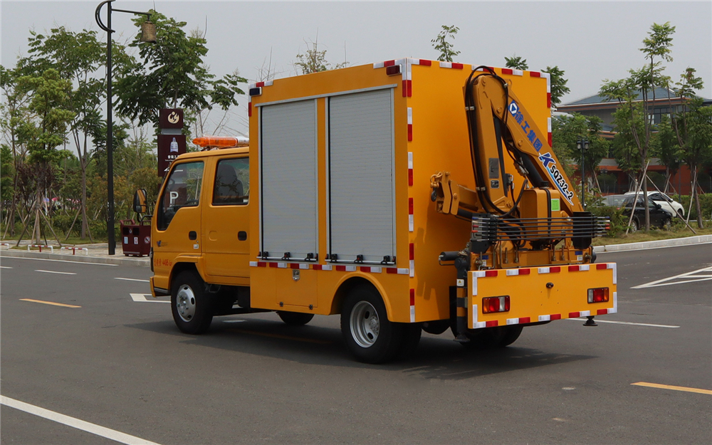 五十铃带吊救险车 (2)