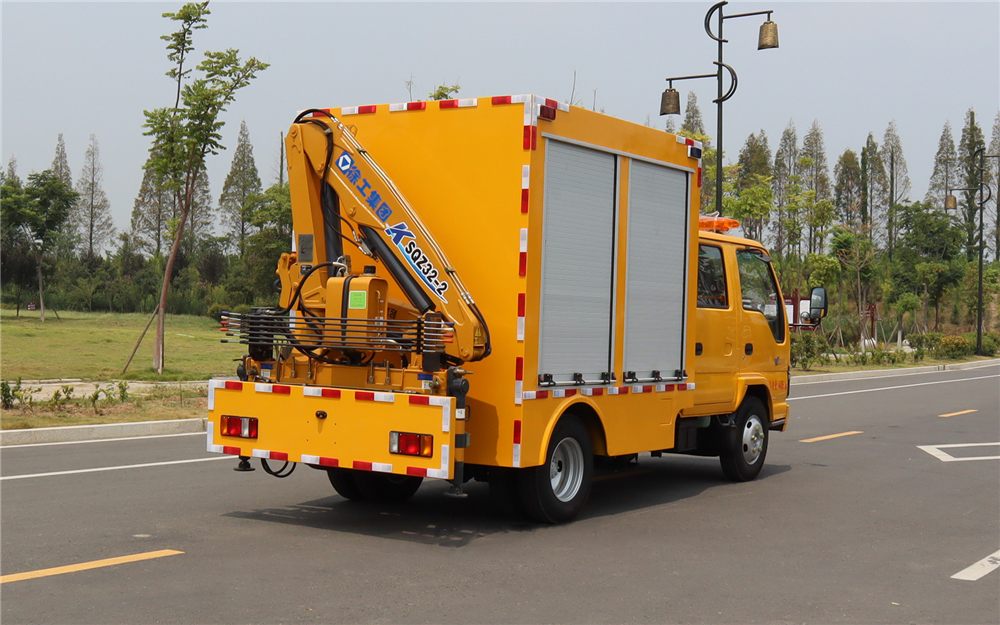 五十铃带吊救险车 (1)